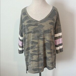 SO Camo V-Neck Short Sleeve Top